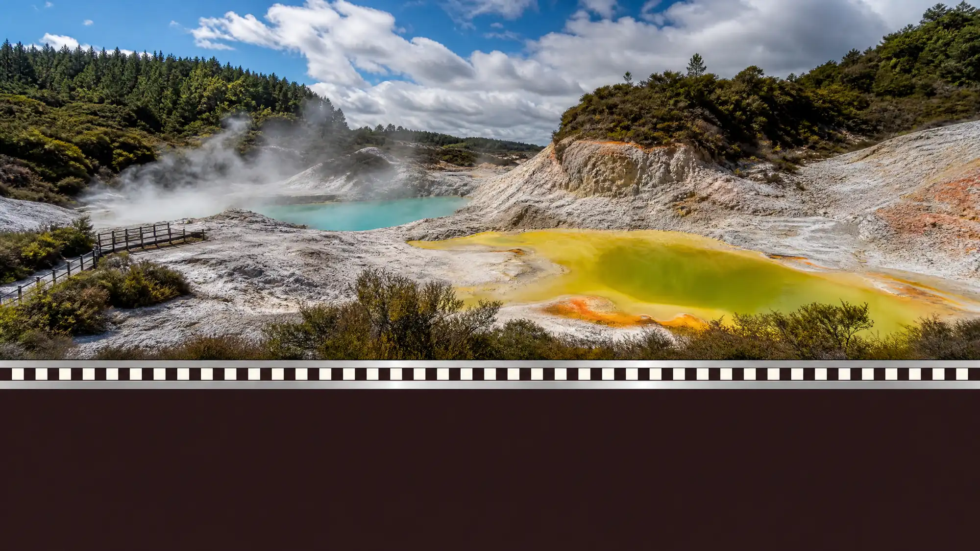 Verken 18 vierkante kilometer actieve geothermische kraters, borrelende modderpoelen en felgekleurde warmwaterbronnen net ten zuiden van Rotorua.