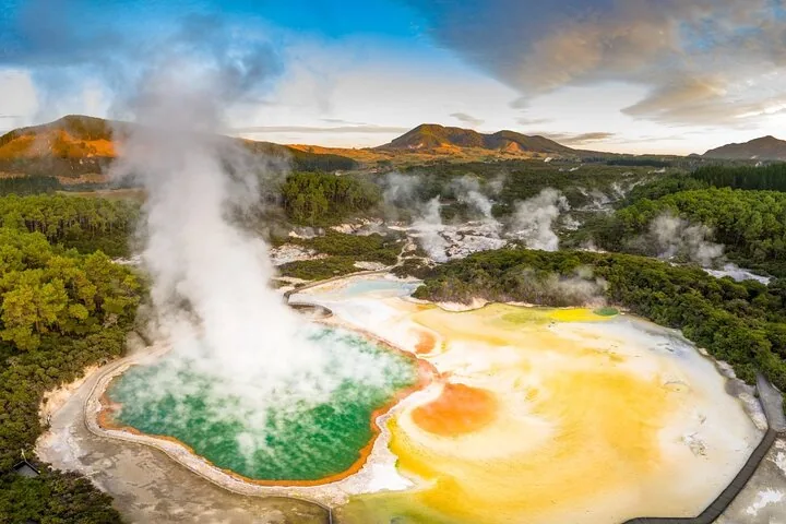 Luchtfoto van Wai-O-Tapu Thermal Wonderland met kleurrijke geothermische poelen.